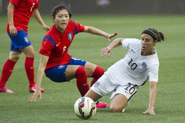 Aktuell Fußball, Damen, Länderspiel, USA - Südkorea May 30, 2015: USA Women s national team Nationalteam midfielder Carli Lloyd (10) and Korea Republic defender SHIM Seoyeon (6) react to the ball during the United States Womens vs. Korea Republic- International Friendly Länderspiel at Redbull Arena in Harrison, NJ. The US Women s National Team played The Korea Republic to a 0-0 draw. (Mandatory Credit: Kostas Lymperopoulos Cal Media SOCCER 2015: Korea Republic vs United States MAY 30 - ZUMAc04_