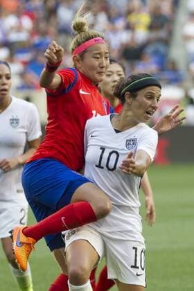 Aktuell Fußball, Damen, Länderspiel, USA - Südkorea May 30, 2015: USA Women s national team Nationalteam midfielder Carli Lloyd (10) and Korea Republic midfielder CHO Sohyun (15) collide during the United States Womens vs. Korea Republic- International Friendly Länderspiel at Redbull Arena in Harrison, NJ. The US Women s National Team played The Korea Republic to a 0-0 draw. (Mandatory Credit: Kostas Lymperopoulos Cal Media SOCCER 2015: Korea Republic vs United States MAY 30 - ZUMAc04_