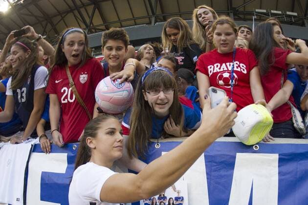 Aktuell Fußball, Damen, Länderspiel, USA - Südkorea May 30, 2015: Fans react in amazement as USA Women s national team Nationalteam forward Alex Morgan (13) takes a selfie with a young fan during the United States Womens vs. Korea Republic- International Friendly Länderspiel at Redbull Arena in Harrison, NJ. The US Women s National Team played The Korea Republic to a 0-0 draw. (Mandatory Credit: Kostas Lymperopoulos Cal Media SOCCER 2015: Korea Republic vs United States MAY 30 - ZUMAc04_