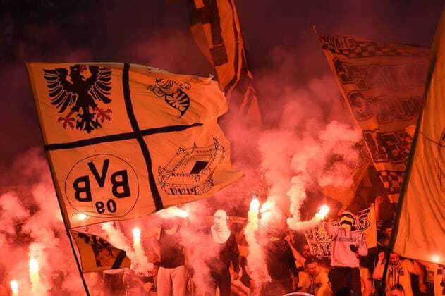 Dortmunder Ultras,Fans,Fussballfans zuenden Bengalos,bengalische Feuer,Pyrothechnik,Feuer,Rauch. Fussball DFB Pokal Finale der Maenner 2015, Borussia Dortmund (DO)-VFL Wolfsburg (WOB) 1-3 am 30.05.2015,O LY M P I A S T A D I O N B E R L I N .