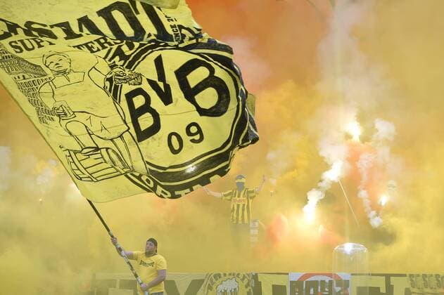 Dortmunder Ultras,Fans,Fussballfans zuenden Bengalos,bengalische Feuer,Pyrothechnik,Feuer,Rauch. Fussball DFB Pokal Finale der Maenner 2015, Borussia Dortmund (DO)-VFL Wolfsburg (WOB) 1-3 am 30.05.2015,O LY M P I A S T A D I O N B E R L I N .