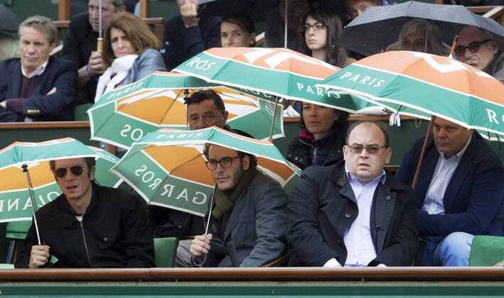 TENNIS - ATP Tennis Herren French Open 2015 PARIS,FRANCE,31.MAY.15 - TENNIS - ATP World Tour, Grand Slam, Roland Garros, French Open. Image shows the audience in the rain. GEPAxpictures xMatthiasxHauer