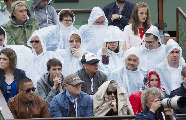TENNIS - ATP Tennis Herren French Open 2015 PARIS,FRANCE,31.MAY.15 - TENNIS - ATP World Tour, Grand Slam, Roland Garros, French Open. Image shows the audience in the rain. GEPAxpictures xMatthiasxHauer