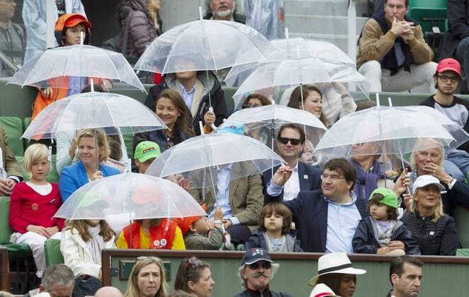 TENNIS - ATP Tennis Herren French Open 2015 PARIS,FRANCE,31.MAY.15 - TENNIS - ATP World Tour, Grand Slam, Roland Garros, French Open. Image shows the audience in the rain. GEPAxpictures xMatthiasxHauer