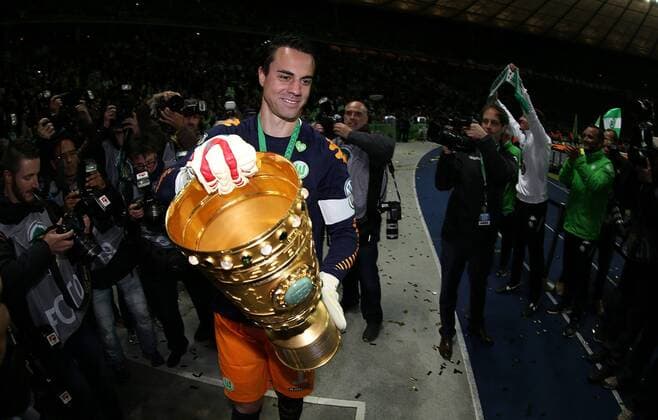 Aktuell Fußball, DFB Pokalfinale, VfL Wolfsburg ist Pokalsieger 2015 30.05.2015, Fussball DFB-Pokal 2014 15, Finale im Olympiastadion in Berlin, Borussia Dortmund - VfL Wolfsburg, Sieger Wolfsburg feiert den Gewinn des DFB-Pokal , Torwart Diego Benaglio (Wolfsburg) mit dem Pokal 