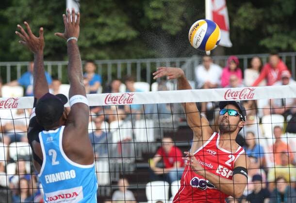 MOSCOW, RUSSIA. MAY 31, 2015. Brazil s Evandro Goncalves Oliveira Junior (L) blocks Spain s Pablo Herrera in their 2015 FIVB Beach volleyball Beachvolleyball Grand Slam gold medal match in Moscow. Artyom Korotayev TASS  TS004CE3