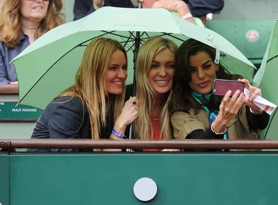Fans take a selfie during the French Open men s fourth round match between Tomas Berdych of the Czech Republic and Jo-Wilfried Tsonga of France at Roland Garros in Paris on May 31, 2015. Tsonga defeated Berdych 6-3, 6-2, 6-7 (5), 6-3 to advance to the next round.  PAR20150531741 DAVIDxSILPA