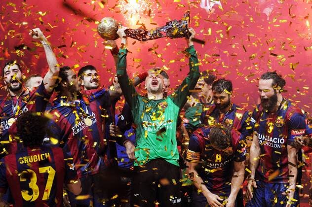 Köln (GER). Lanxess-Arena (Kölnarena), 31.5.2015 Handball, Finale,VELUX EHF Final 4, EHF Men s Champions League Final Four FC Barcelona Barca (ESP) vs. MKB-MVM Veszprem (HUN) EHF-Pokalsieger: FC Barcelona Der Pokal hat SARIC Danijel, Barcelona