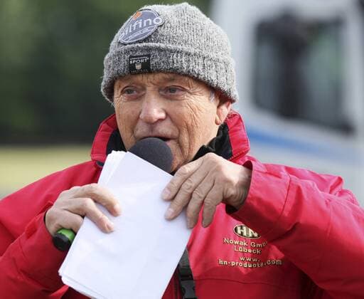 Egon Müller Moderator der Show Neben dem Speedway-Titel errang Müller noch drei Weltmeisterschaften auf der Langbahn, er ist achtfacher Europameister und 17-facher Deutscher Meister. Zwischenzeitlich hielt er 33 Bahnrekorde und drei Geschwindigkeitsweltrekorde, in einem Nebenraum seiner Werkstatt, in der er bis heute Motoren tunt, stapeln sich Hunderte Pokale, angeblich sind es genau 2784 Classic Motor Days Oldtimer auf der Rennstrecke und in der Luft Flugplatz Hungriger Wolf bei Itzehoe In Erinnerung an die Auto, Flugzeug und Motorradpioniere findet auf einem der ältesten Flugplätze Norddeutschlands, dem Hungrigen Wolf bei Itzehoe, jährlich eine klassische Straßen-Motorsport-und Flugveranstaltung statt. Kern der Veranstaltung bilden unterschiedlich klassifizierte Motorrad-und Automobilläufe auf einem ca. 2,5km langen Rundkurs sowie Flugvorführungen und Rundflüge mit Oldtimer Flugzeugen Hohenlockstedt 31.05.2015