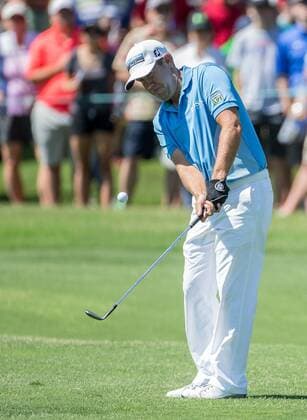 May 31, 2015: Erik Compton chips his third shot on hole 3 during the fourth round of the AT&T Byron Nelson at TPC Four Seasons Resort in Irving, TX. GOLF: MAY 31 PGA Golf Herren - AT&T Byron Nelson Championship - Final Round Icon1505310114 EDITORIAL USE ONLY
