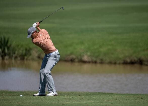 May 31, 2015: Jordan Spieth hits his second shot on hole 4 during the fourth round of the AT&T Byron Nelson at TPC Four Seasons Resort in Irving, TX. GOLF: MAY 31 PGA Golf Herren - AT&T Byron Nelson Championship - Final Round Icon1505310144 EDITORIAL USE ONLY