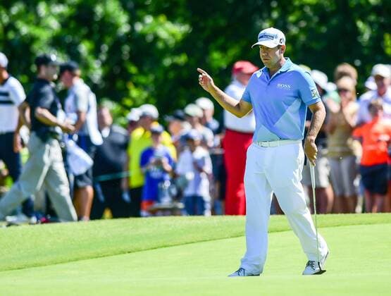May 31, 2015: Erik Compton acknowledges the gallery after sinking his putt on 2 during final round play of the AT&T Byron Nelson Championship at TPC Four Seasons in Irving, Texas. GOLF: MAY 31 PGA Golf Herren - AT&T Byron Nelson Championship - Final Round Icon150531016 EDITORIAL USE ONLY