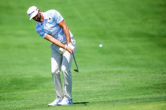 May 31, 2015: Dustin Johnson chips on 2 during final round play of the AT&T Byron Nelson Championship at TPC Four Seasons in Irving, Texas. GOLF: MAY 31 PGA Golf Herren - AT&T Byron Nelson Championship - Final Round Icon150531029 EDITORIAL USE ONLY