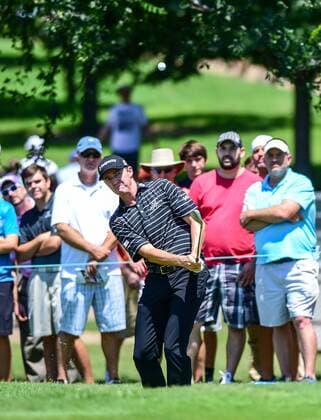 May 31, 2015: Jimmy Walker chips on 2 during final round play of the AT&T Byron Nelson Championship at TPC Four Seasons in Irving, Texas. GOLF: MAY 31 PGA Golf Herren - AT&T Byron Nelson Championship - Final Round Icon150531034 EDITORIAL USE ONLY