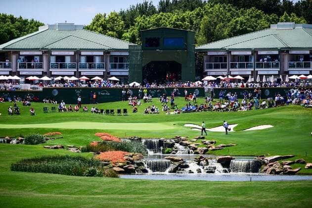 May 31, 2015: Players approach the 18th green during final round play of the AT&T Byron Nelson Championship at TPC Four Seasons in Irving, Texas. GOLF: MAY 31 PGA Golf Herren - AT&T Byron Nelson Championship - Final Round Icon150531045 EDITORIAL USE ONLY