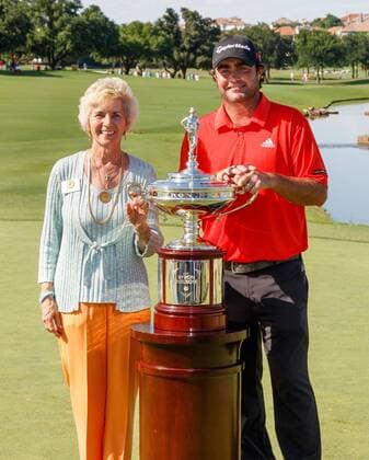 31 MAY 2015: Steven Bowditch and host Peggy Nelson pose with the winners trophy on 18 after the final round of the AT&T Byron Nelson Championship in Irving, TX. GOLF: MAY 31 PGA Golf Herren - AT&T Byron Nelson Championship - Final Round Icon150531852 EDITORIAL USE ONLY