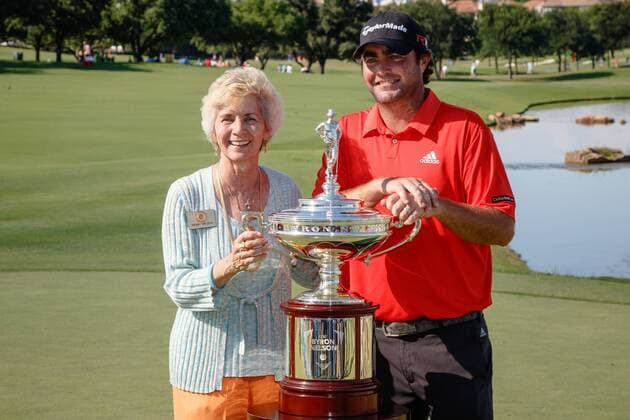 31 MAY 2015: Steven Bowditch and host Peggy Nelson pose with the winners trophy on 18 after the final round of the AT&T Byron Nelson Championship in Irving, TX. GOLF: MAY 31 PGA Golf Herren - AT&T Byron Nelson Championship - Final Round Icon150531853 EDITORIAL USE ONLY