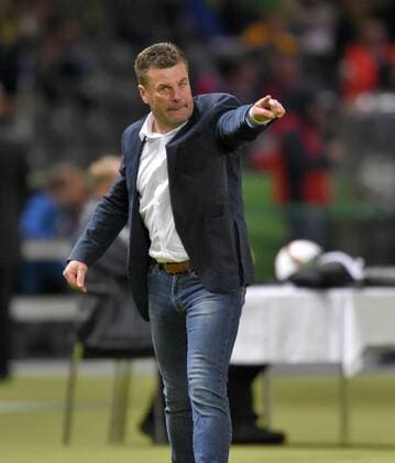 30.05.2015, Fussball DFB-Pokal 2014 15, Finale im Olympiastadion in Berlin, Borussia Dortmund - VfL Wolfsburg, Trainer Dieter Hecking (VFL Wolfsburg) gestikuliert. 