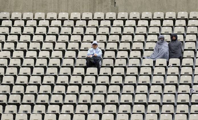 Foto : einsame Zuschauer waretn währen der Regenpause Tennis French Open in Paris So. 31.05.2015