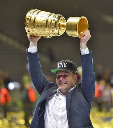 30.05.2015, Fussball DFB-Pokal 2014 15, Finale im Olympiastadion in Berlin, Borussia Dortmund - VfL Wolfsburg, Trainer Dieter Hecking (VFL Wolfsburg) stemmt den Pokal in die Höhe. 
