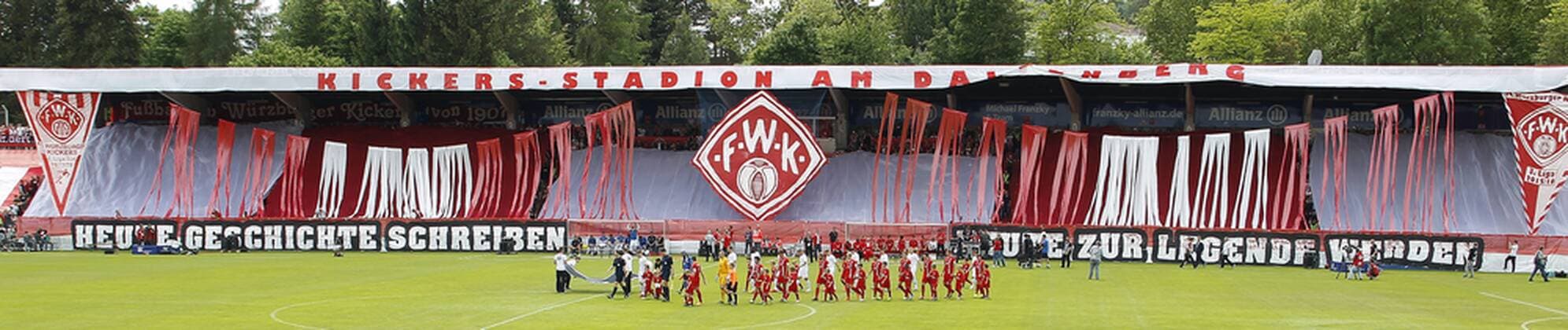 Fußball, Stadiongeschichte Würzburger Kickers Choreographie der Kickers-Fans: Heute Geschichte schreiben - heute zur Legende werden , Fußball, Relegation zur Dritten Liga, Rückspiel, FC Würzburger Kickers (Regionalliga Bayern) - 1. FC Saarbrücken, Kickers-Stadion am Dallenberg, Würzburg, 31.05.2016