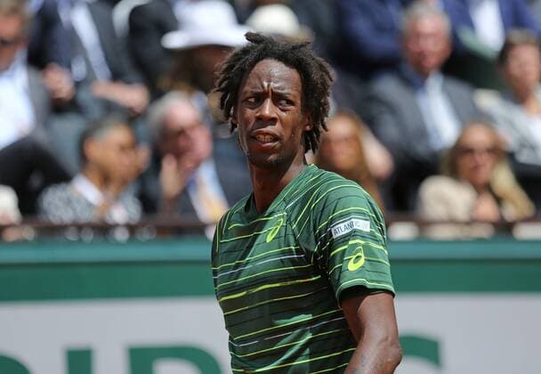 Gael Monfils of France pauses during his French Open men s fourth round match against Roger Federer of Switzerland at Roland Garros in Paris on June 1, 2015. Federer defeated Monfils 6-3, 4-6, 6-4, 6-1 to advance to the next round.  PAR20150601723 DAVIDxSILPA