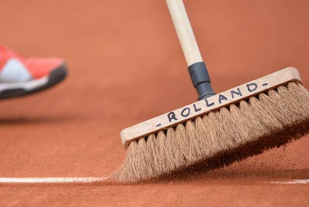 Besen reinigt Linie auf Sandplatz TENNIS : Roland Garros 2015 - Internationaux de France - 01 06 2015 AnthonyBIBARD FEP Panoramic 