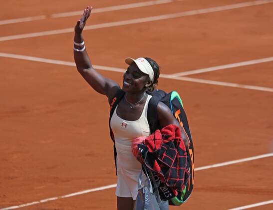 American Sloane Stephens waves to the crowd after losing her French Open women s fourth round match against American Serena Williams at Roland Garros in Paris on June 1, 2015. Williams defeated Stephens 1-6, 7-5, 6-3 to advance to the next round.  PAR20150601756 DAVIDxSILPA