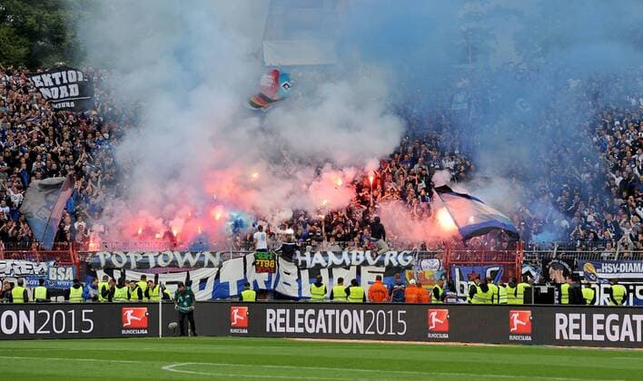 01.06.2015, xfux, Fussball Relegation, Karlsruher SC - Hamburger SV, v.l. Fans, Stimmung, Schal, Trikot, Ultras vom Hamburger SV, HSV Pyrotechnik, Pyro, Rauch, Feuer, Randale, Bengalos, Rauchbomben