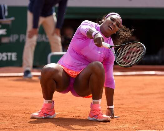 Serena Williams (USA) ist ausgerutscht, schaut frustriert, Frust,Aerger,Emotion, Tennis - French Open 2015 - Grand Slam ITF ATP Tennis Herren WTA Tennis Damen - Roland Garros - Paris - - France - 1 June 2015.