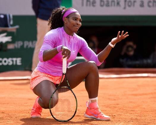Serena Williams (USA) ist ausgerutscht, schaut frustriert, Frust,Aerger,Emotion, Tennis - French Open 2015 - Grand Slam ITF ATP Tennis Herren WTA Tennis Damen - Roland Garros - Paris - - France - 1 June 2015.
