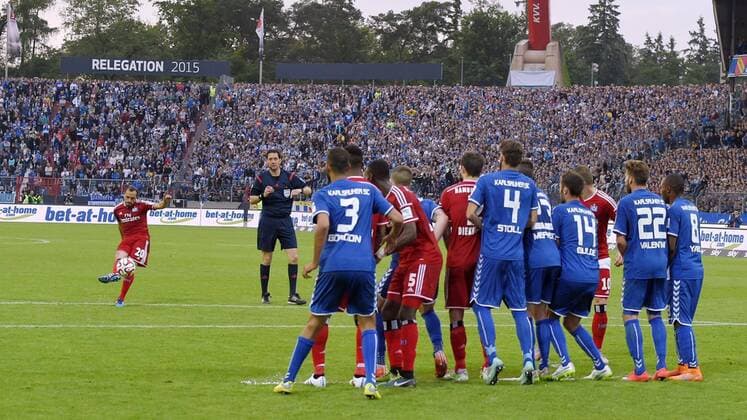 01.06.2015, Fussball Saison 2014 2015, Relegation Rückspiel, Karlsruher SC - Hamburger SV im Karlsruher Wildparkstadion. Marcelo Diaz (li, Hamburg) erzielt per Freistoss das wichtige Ausgleichstor zum 1:1. 