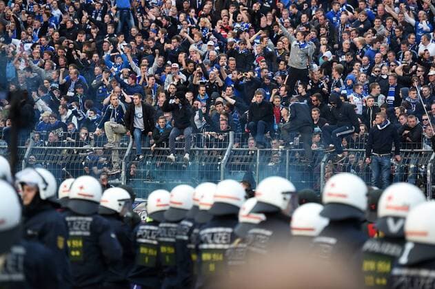 FUSSBALL 1. BUNDESLIGA SAISON 2014 2015 RELEGATION RUECKSPIEL Karlsruher SC - Hamburger SV 01.06.2015 Fans des Hamburger SV feiern auf und hinter dem Zaun 
