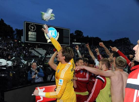 Karlsruher SC vs. Hamburger SV 1:2 Karlsruhe, WQildparlstadion, 1.6.2015 Fussball, 1.-2. Bl, Saison 2014-2015 2. Relegationsspiel René Adler, HSV wirft seine Handschuh zu denHSV-Fans