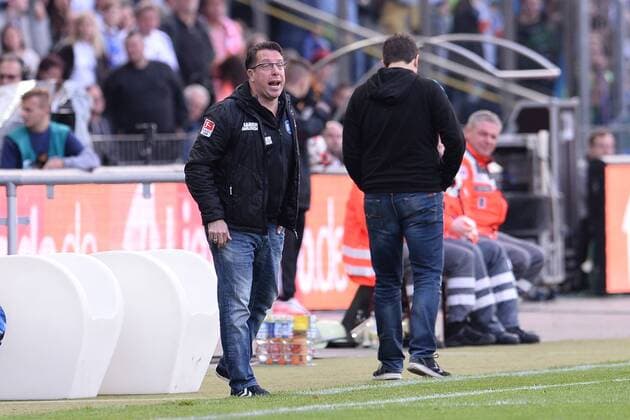 Fussball 1. Bundesliga Relegation Karlsruher SC - Hamburger SV am 01.06.2015 im Wildparkstadion in Karlsruhe Martin Kauczinski ( Trainer Karlsruhe )