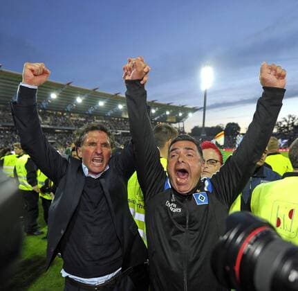 01.06.2015, Fussball Saison 2014 2015, Relegation Rückspiel, Karlsruher SC - Hamburger SV im Karlsruher Wildparkstadion. Trainer Bruno Labbadia (li, Hamburg) jubelt. 