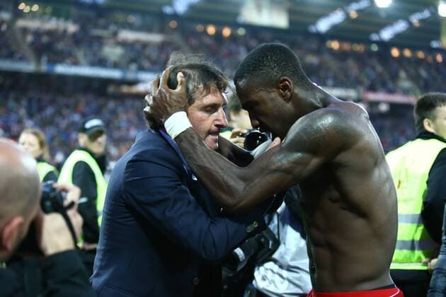 Bruno Labbadia (Trainer Hamburger SV) und Johan Djourou (Hamburger SV) bejbueln den Klassenerhalt, Jubel, Freude, Emotionen Karlsruher SC vs Hamburger SV, Fussball, Bundesliga, Relegation, 01.06.2015 Copyright: Neisx Eibner-Pressefoto EP_ans