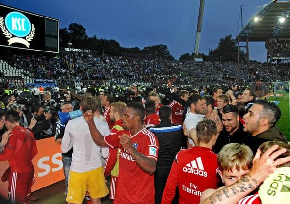 Karlsruher SC vs. Hamburger SV 1:2 Karlsruhe, WQildparlstadion, 1.6.2015 Fussball, 1.-2. Bl, Saison 2014-2015 2. Relegationsspiel HSV-Spieler bei den Fans