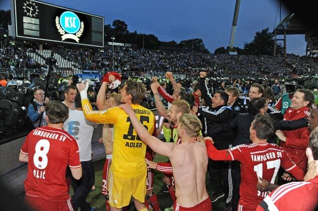 Karlsruher SC vs. Hamburger SV 1:2 Karlsruhe, WQildparlstadion, 1.6.2015 Fussball, 1.-2. Bl, Saison 2014-2015 2. Relegationsspiel Die HSV-Spieler bei den Fans
