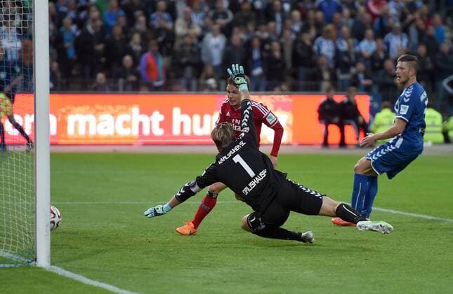 FUSSBALL 1. BUNDESLIGA SAISON 2014 2015 RELEGATION RUECKSPIEL Karlsruher SC - Hamburger SV 01.06.2015 Nicolai Mueller (hinten, Hamburger SV) erzielt das Tor zum 1:2. Torwart Dirk Orlishausen (vorn, Karslruher SC) ist geschlagen 