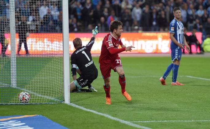 FUSSBALL 1. BUNDESLIGA SAISON 2014 2015 RELEGATION RUECKSPIEL Karlsruher SC - Hamburger SV 01.06.2015 Nicolai Mueller (vorn, Hamburger SV)) bejubelt das Tor zum 1:2, Torwart Dirk Orlishausen (hinten, Karslruher SC) ist geschlagen 