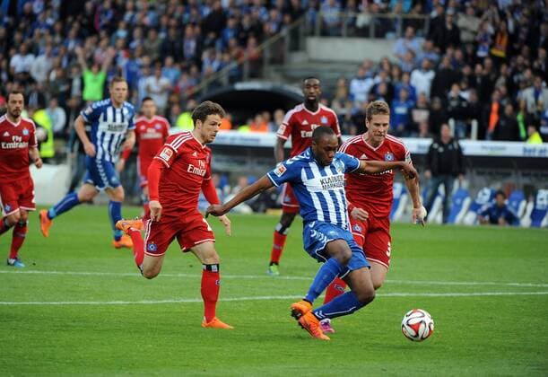 Karlsruher SC vs. Hamburger SV Karlsruhe, WQildparlstadion, 1.6.2015 Fussball, 1.-2. Bl, Saison 2014-2015 2. Relegationsspiel Schuss zum 1:0 durch Reinbold YABO, KSC