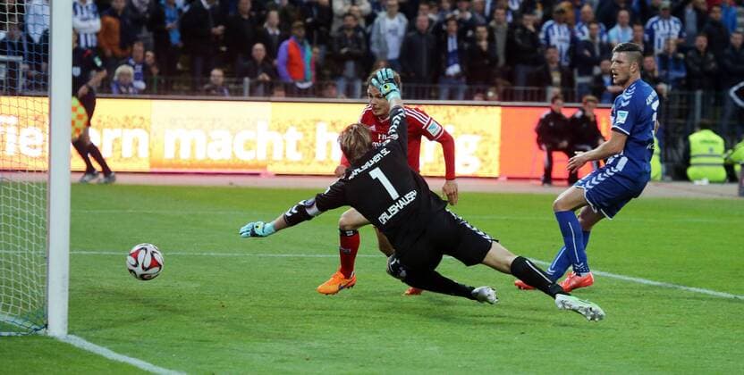 Karlsruher SC Deutschland, Karlsruhe, 01.06.2015, Fussball, Bundesliga, Saison 2014 2015, Relegation Rückspiel, Karlsruher SC - Hamburger SV: v.l. Dirk Orlishausen (Karlsruher SC), Nicolai Müller (Hamburger SV), Dennis Kempe (Karlsruher SC); Tor 1:2 Müller.