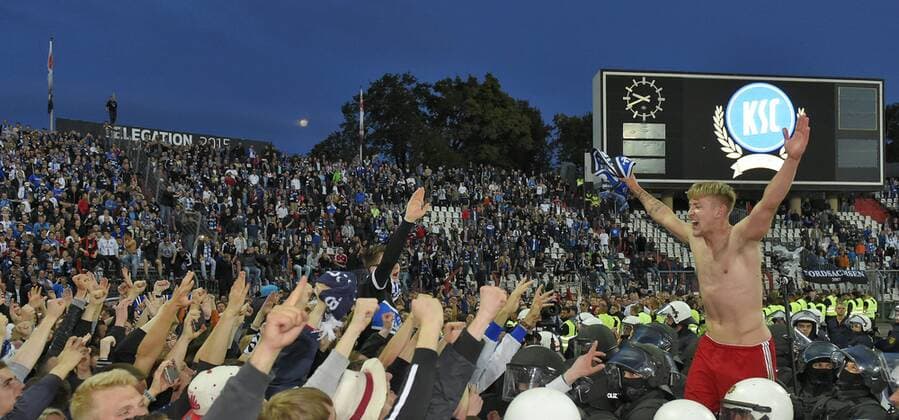 01.06.2015, Fussball Saison 2014 2015, Relegation Rückspiel, Karlsruher SC - Hamburger SV im Karlsruher Wildparkstadion. Die Hamburger Spieler jubeln. Lewis Holtby (Hamburg) bei den Fans 