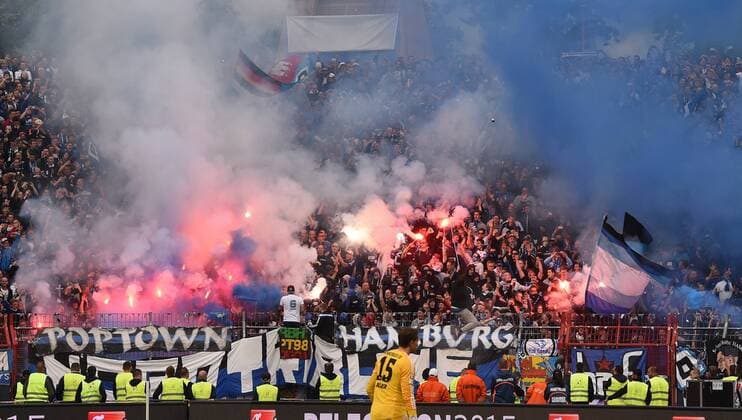 FUSSBALL 1. BUNDESLIGA SAISON 2014 2015 RELEGATION RUECKSPIEL Karlsruher SC - Hamburger SV 01.06.2015 Fans vom Hamburger SV brennen Pyrotechnik ab 