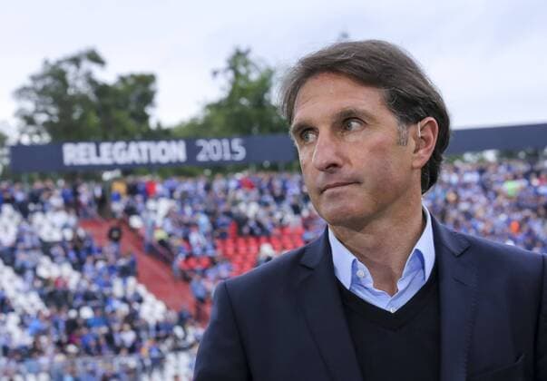 Bruno Labbadia, Trainer HSV Trainer, Einzelbild, Freisteller, Geste, Mimik, Portrait, Porträt Halbfigur, Freisteller KARLSRUHER SC - HAMBURGER SV 1-2 n.V. Fussball Relegationsspiel um Aufstieg , Klassenerhalt in 1. Bundesliga , Karlsruhe, am 01.06.2015 Saison1415 , Saison 2014 2015,