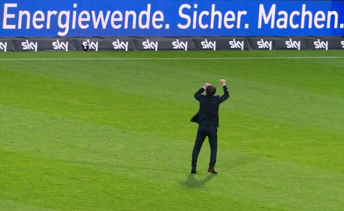 FUSSBALL RELEGATION RÜCKSPIEL, KARLSRUHER SC - HAMBURGER SV 1:2 n.V., 01.06.2015, KARLSRUHE - Trainer Bruno LABBADIA (HSV) jubelt nach dem Spielende zu den mitgereisten Hamburger Fans. Relegation Rückspiel Karlsruher SC - Hamburger SV 01.06.2015