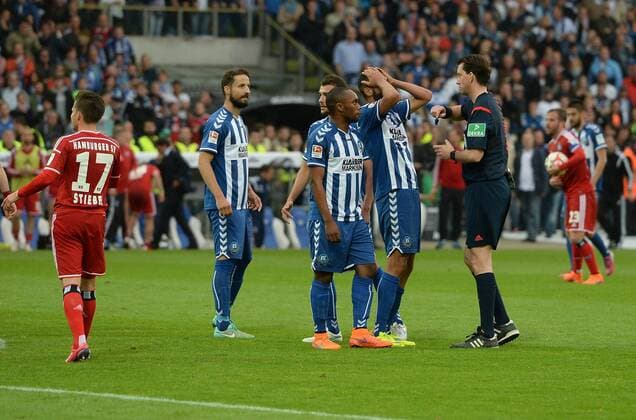 01.06.2015, xjhx, Fussball Relegation, Karlsruher SC - Hamburger SV, v.l. Schiedsrichter Manuel Graefe pfeift in der 90 Minute Freistoss für den HSV.