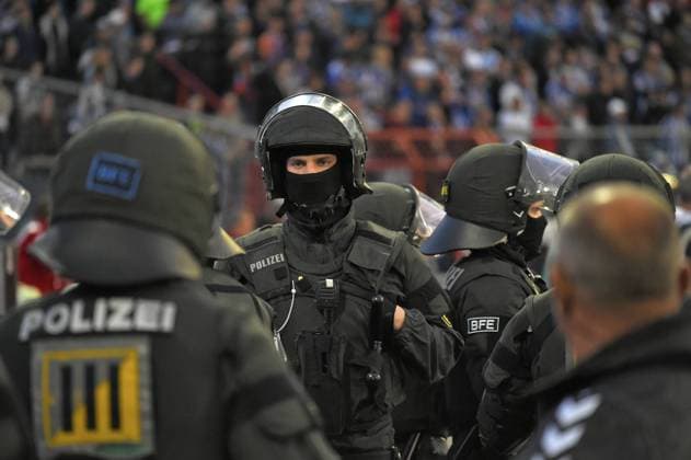 01.06.2015, Fussball Saison 2014 2015, Relegation Rückspiel, Karlsruher SC - Hamburger SV im Karlsruher Wildparkstadion. Polizisten sichern den Block der HSV-Fans ab. Eine Sondereinheit, die BFE (Beweissicherungs- und Festnahmeeinheit) der Bundespolizei. 