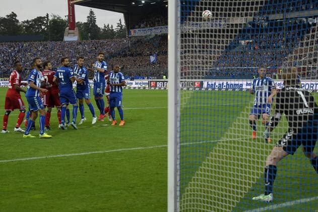 01.06.2015, Fussball Saison 2014 2015, Relegation Rückspiel, Karlsruher SC - Hamburger SV im Karlsruher Wildparkstadion. Marcelo Diaz (Hamburg) tritt den entscheidenden Freistoss zum 1:1 Ausgleich, die Mauer der Karlsruher schaut dem Ball hinterher. 